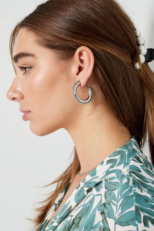 earrings round with dots medium h5 Picture3